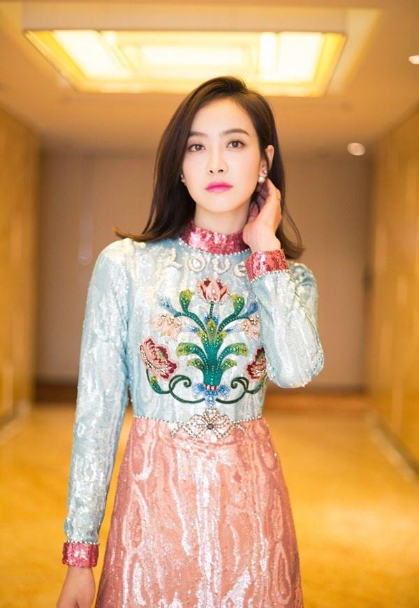 宋茜粉色刺繡亮片裙清新優雅 妝容精致身姿曼妙