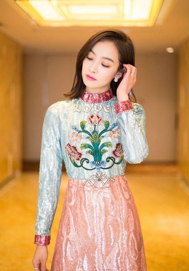 宋茜粉色刺繡亮片裙清新優雅 妝容精致身姿曼妙