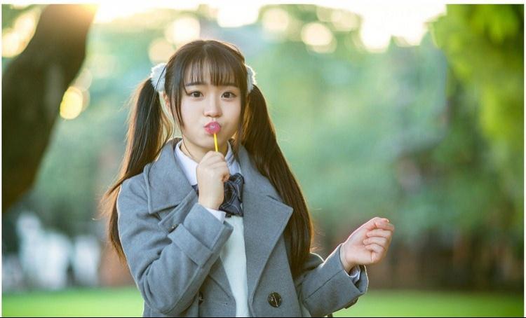 愛吃棒棒糖的校園蘿莉美女