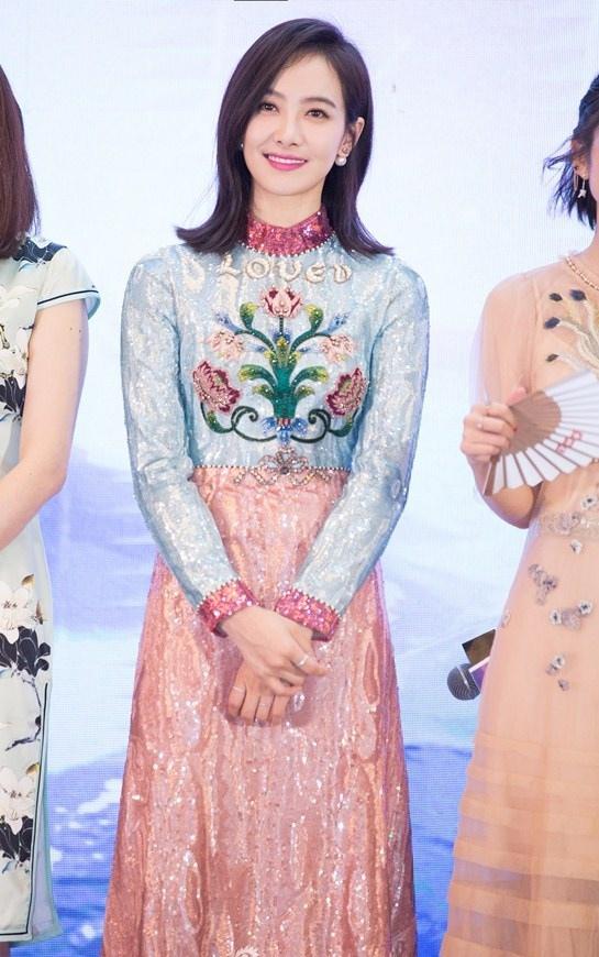 宋茜粉色刺繡亮片裙清新優雅 妝容精致身姿曼妙