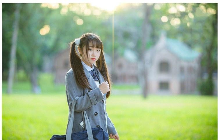 愛吃棒棒糖的校園蘿莉美女