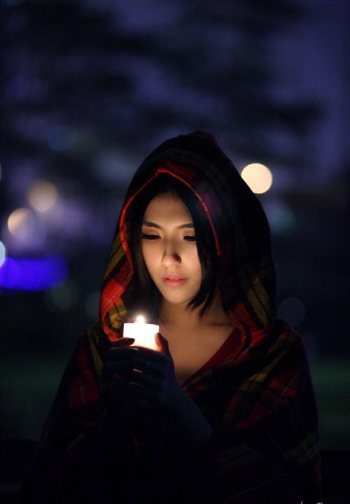 夜色里手捧蠟燭的性感少女迷人的危險(xiǎn)