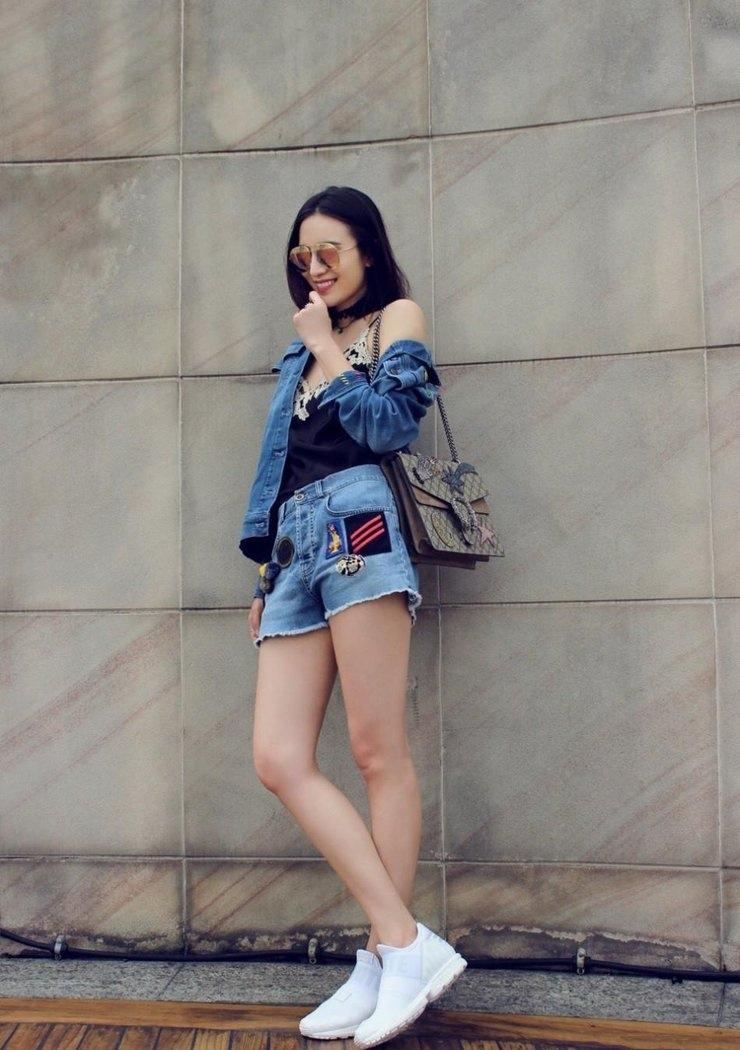 氣質美女宋佳 性感香肩 熱褲大秀美腿時尚寫真