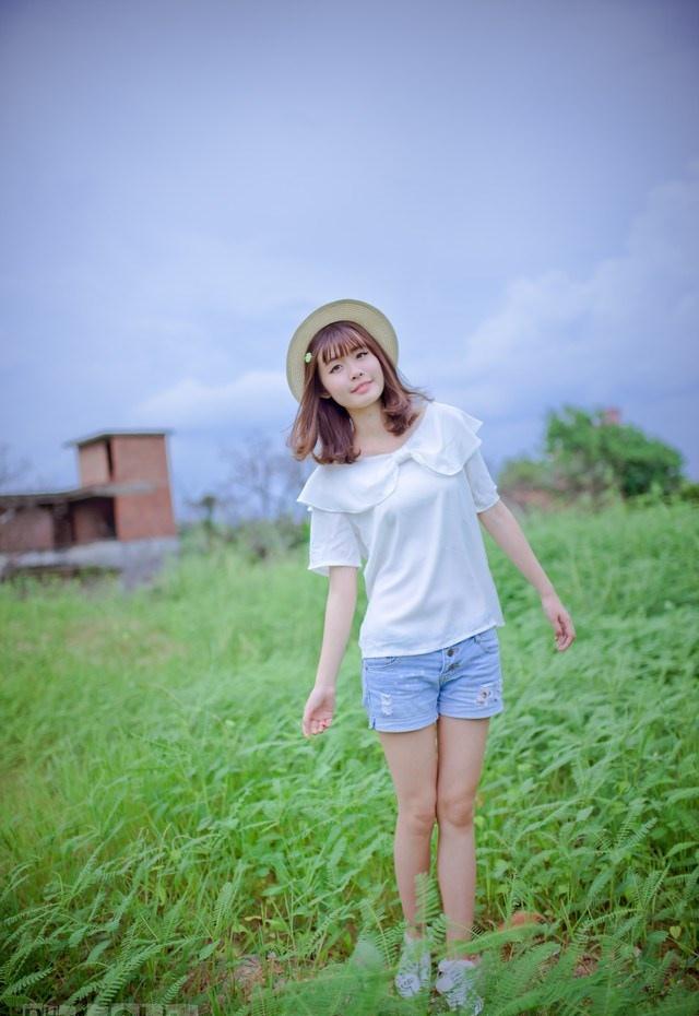 夏日頭戴小花的清新性感少女撐傘漫步