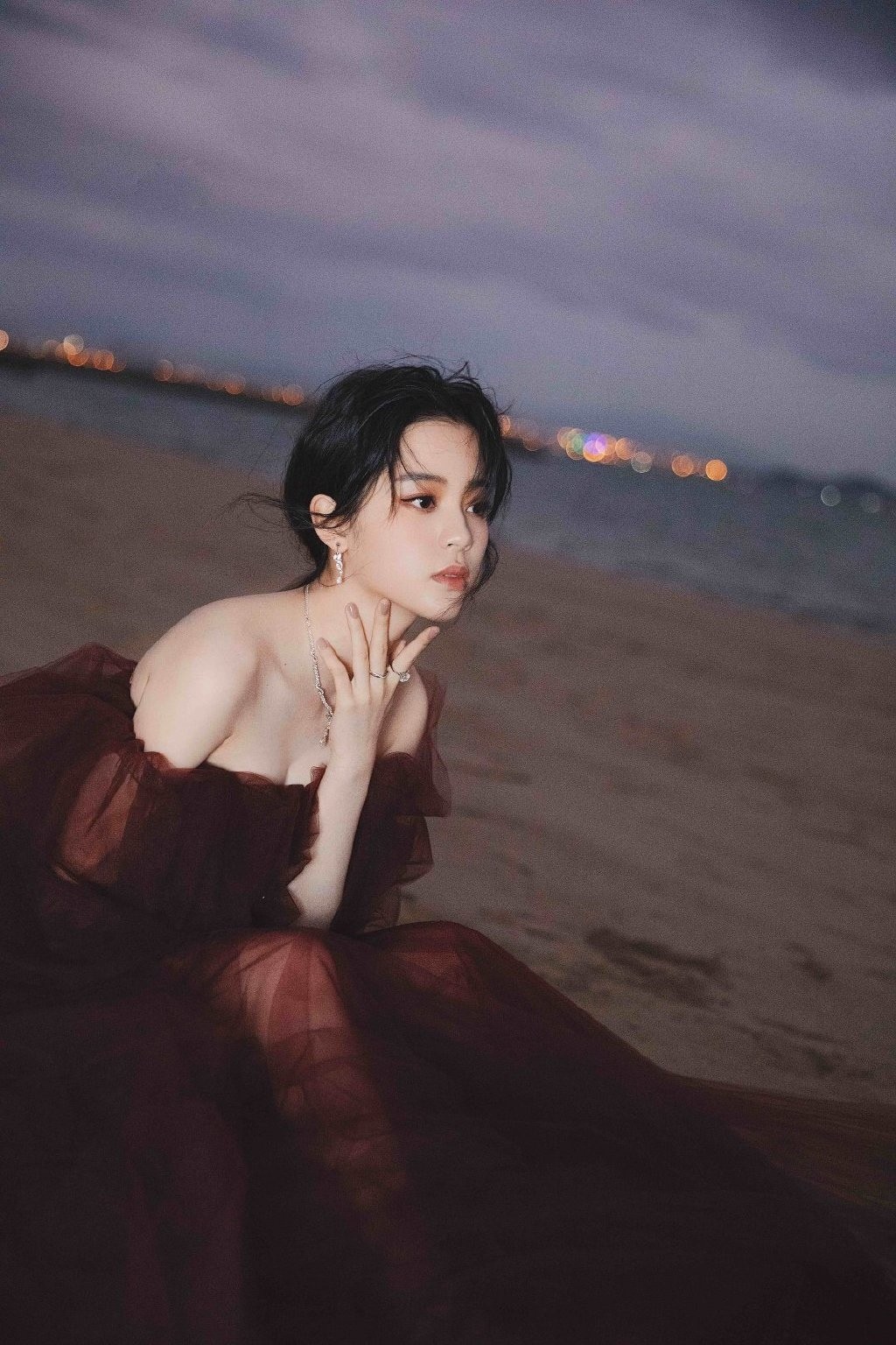 歐陽娜娜優雅大方氣質寫真圖片壁紙