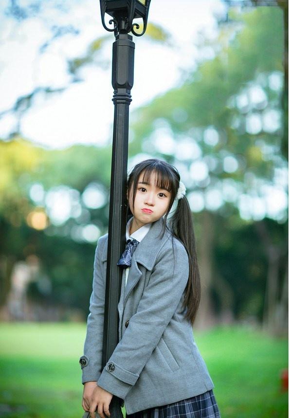 愛吃棒棒糖的校園蘿莉美女