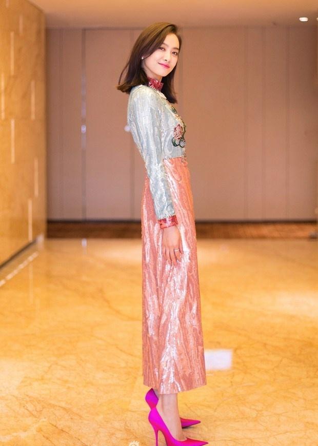 宋茜粉色刺繡亮片裙清新優雅 妝容精致身姿曼妙