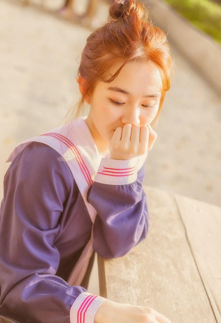 丸子頭美女校花嬌艷紅唇藍色水手制服校園寫真圖片