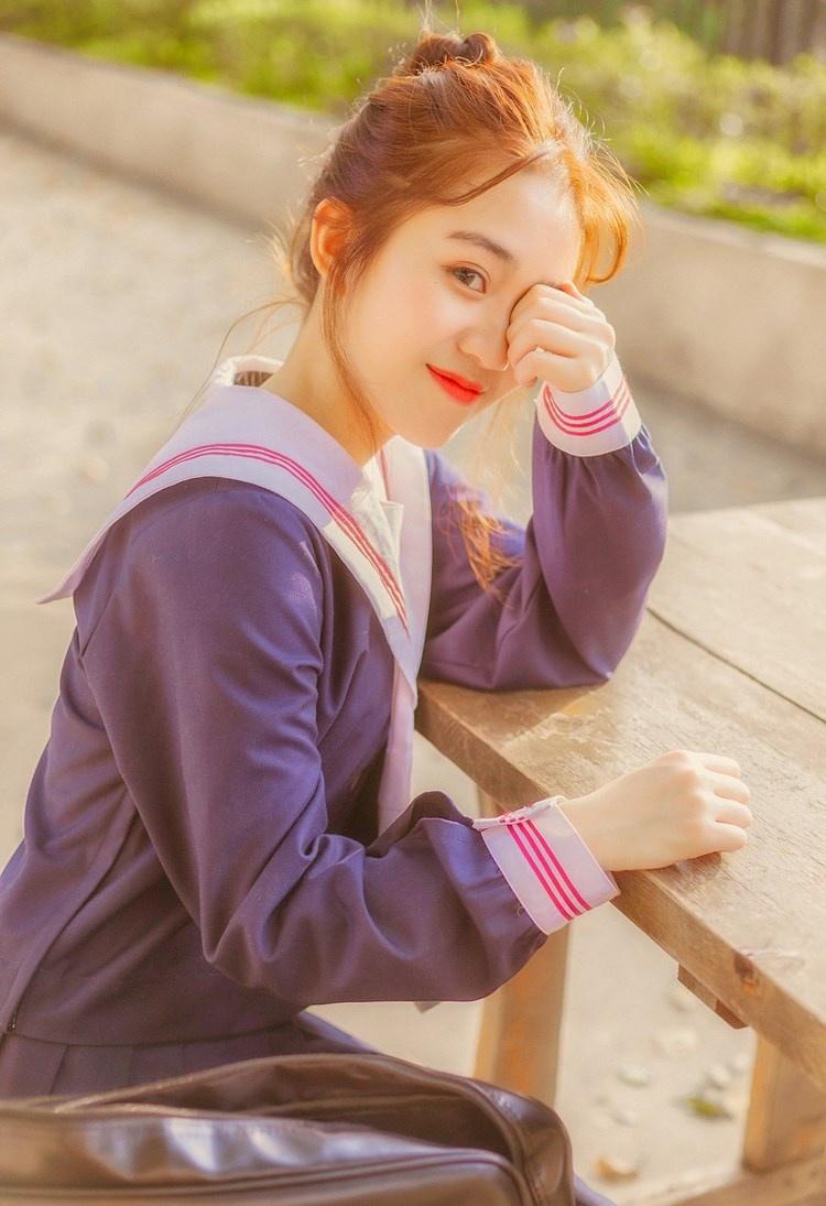 丸子頭美女校花嬌艷紅唇藍色水手制服校園寫真圖片