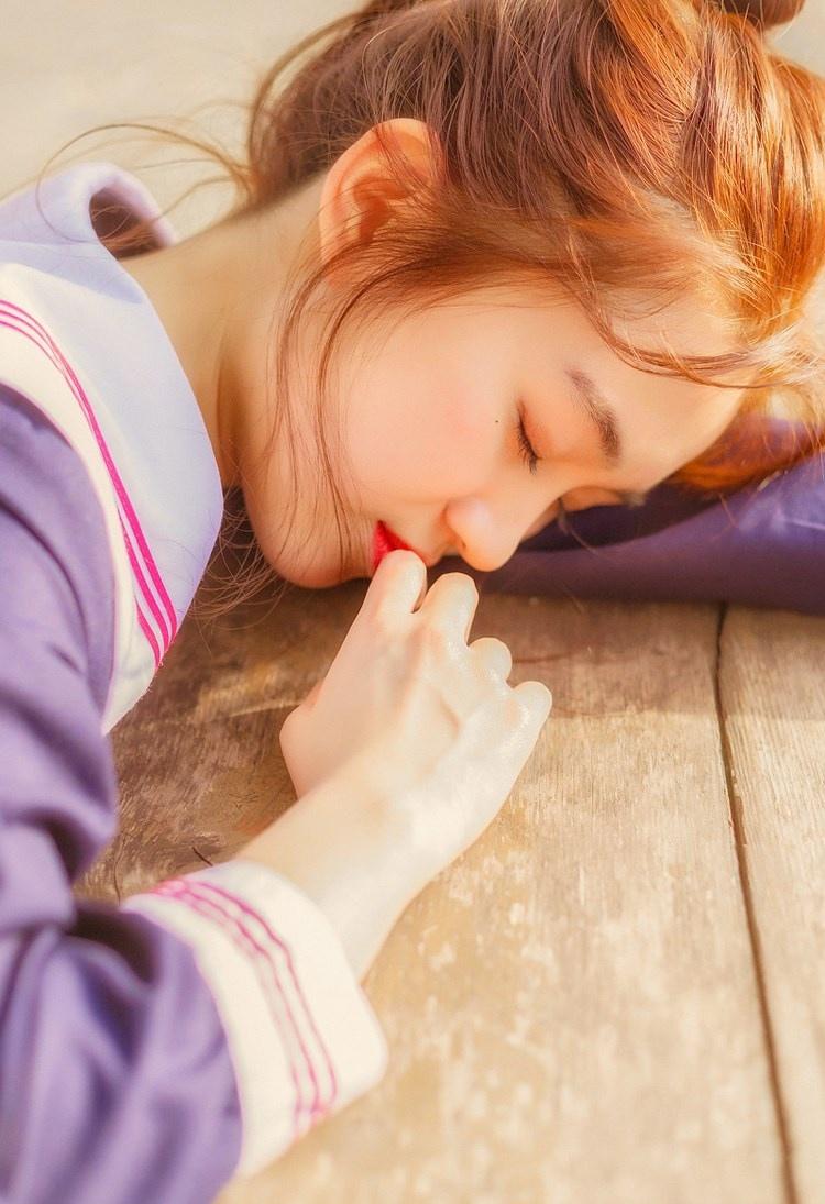丸子頭美女校花嬌艷紅唇藍色水手制服校園寫真圖片