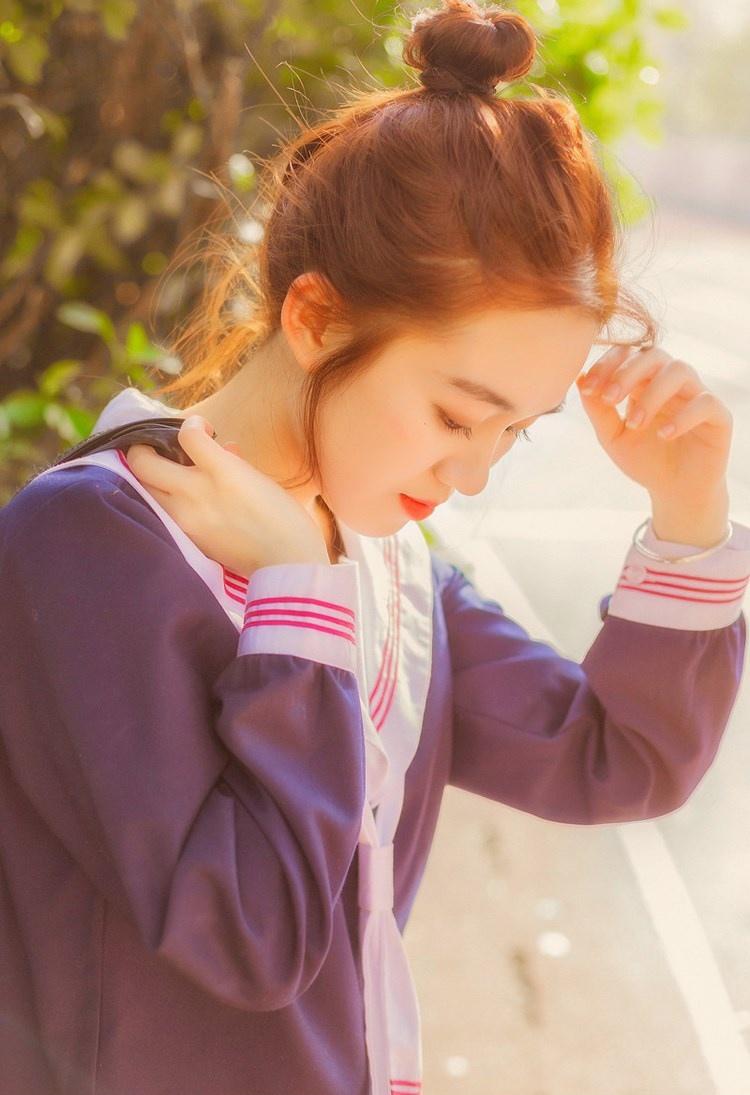 丸子頭美女校花嬌艷紅唇藍色水手制服校園寫真圖片