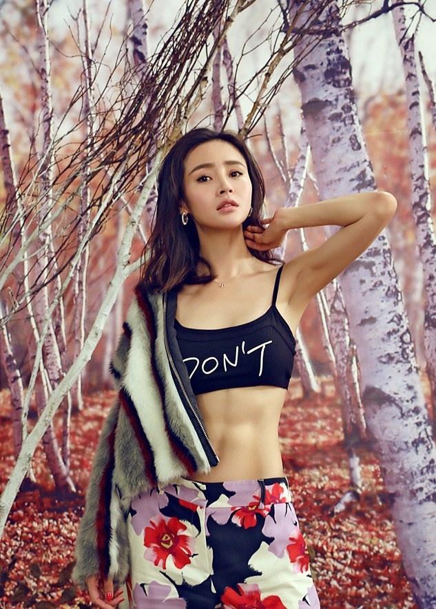 于明加熱辣短背心秀性感馬甲線圖片