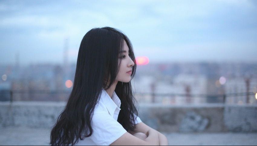 玉女王筱淇天臺魅力側顏閃亮寫真