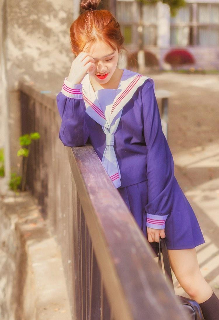 丸子頭美女校花嬌艷紅唇藍色水手制服校園寫真圖片