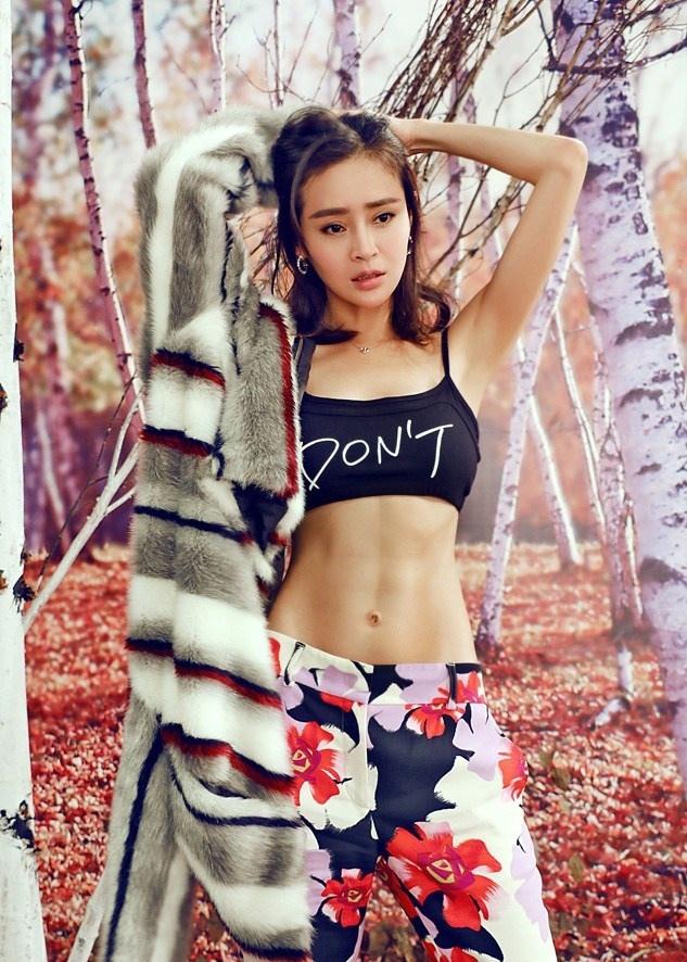 于明加熱辣短背心秀性感馬甲線圖片
