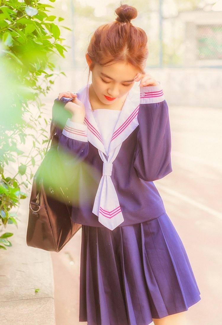丸子頭美女校花嬌艷紅唇藍色水手制服校園寫真圖片