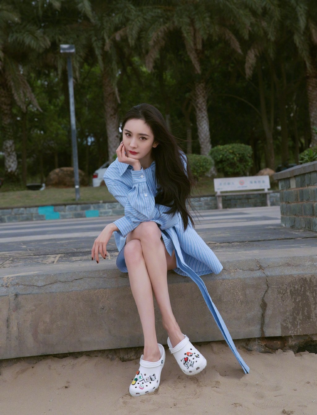 楊冪藍色襯衣沙灘清爽寫真