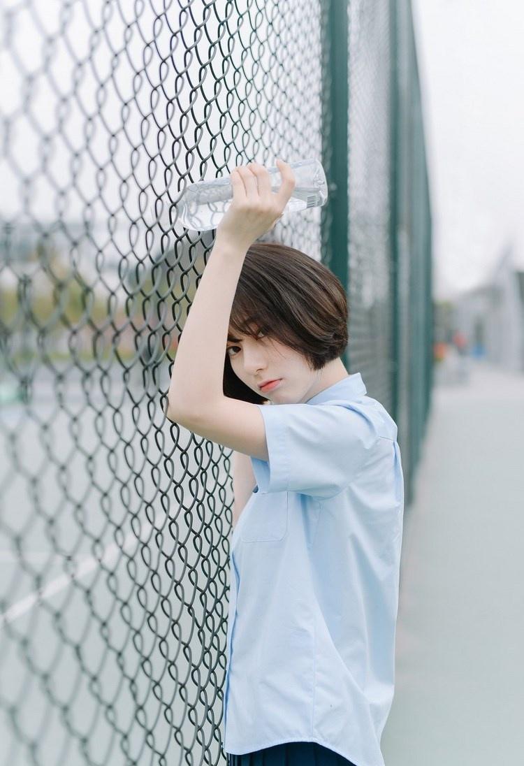 短發少女清純甜美戶外球場寫真圖片