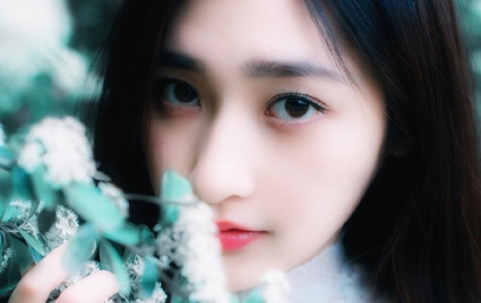 清純美少女戶外清新時尚寫真眼神迷人