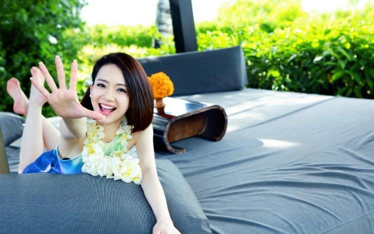 戚薇氣質(zhì)女明星嬌艷如花甜美夏日照