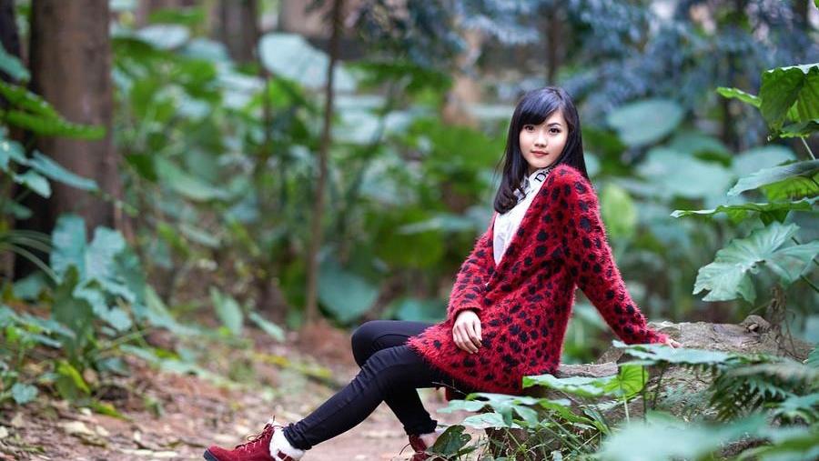 清純的美女森林里的清純唯美時尚寫真