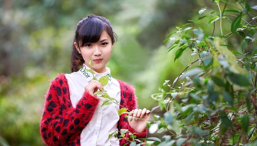 清純的美女森林里的清純唯美時尚寫真