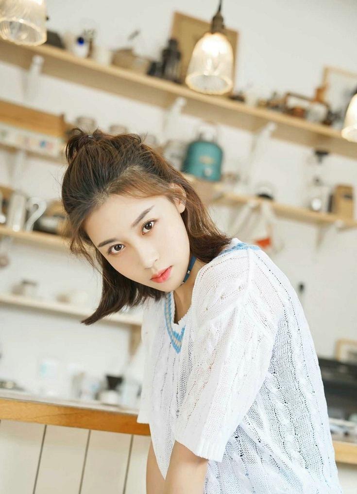 半丸子頭美女室內(nèi)意境甜美迷人時尚寫真
