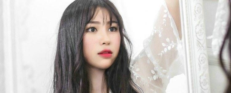 潔凈白色長裙美女紅唇嬌艷欲滴時尚寫真