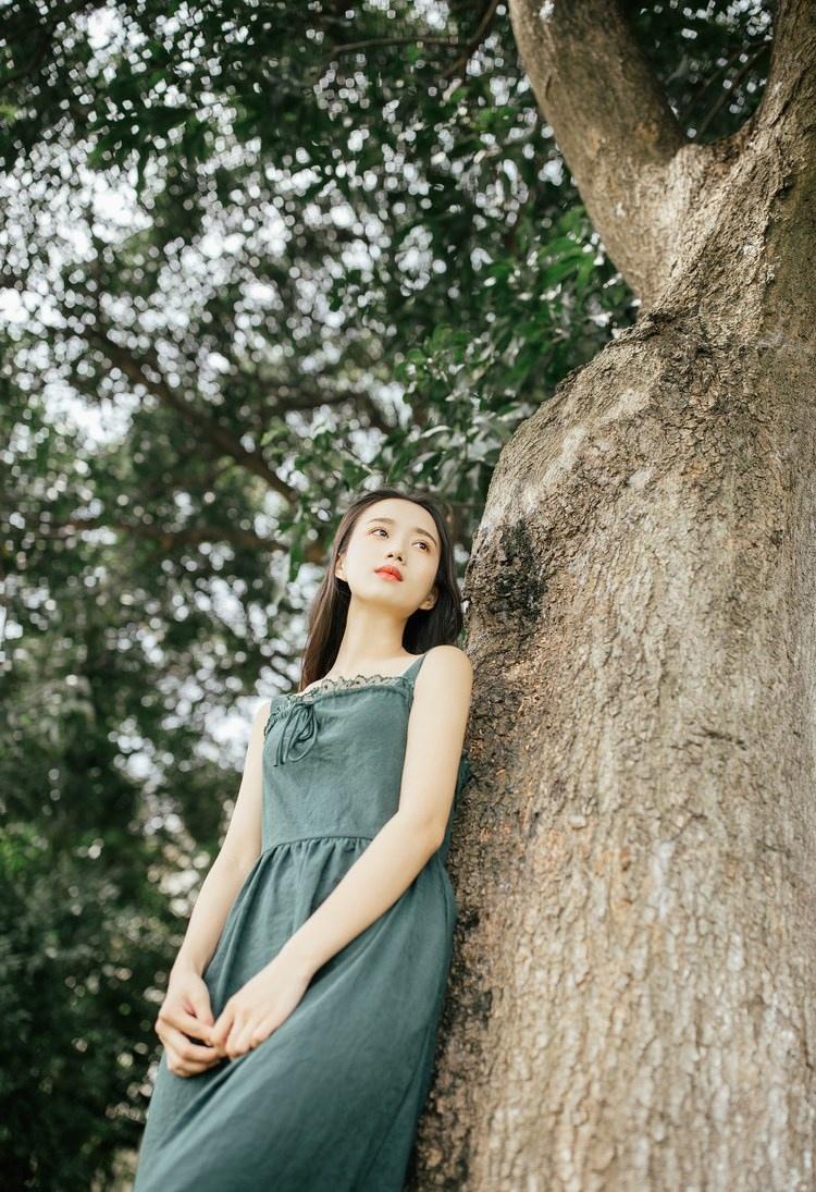 文藝范少女長發飄飄吊帶長裙叢林唯美寫真圖片