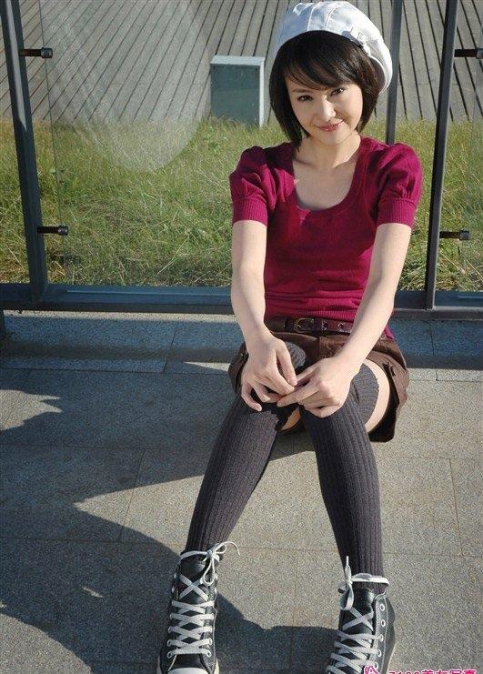 當(dāng)紅玉女鄭爽時(shí)尚寫真
