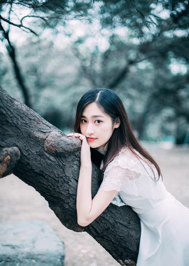 清純美少女戶外清新時尚寫真眼神迷人