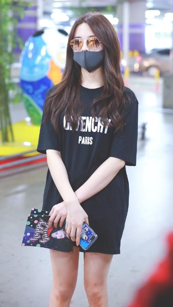 火箭少女101楊超越美腿街拍圖片