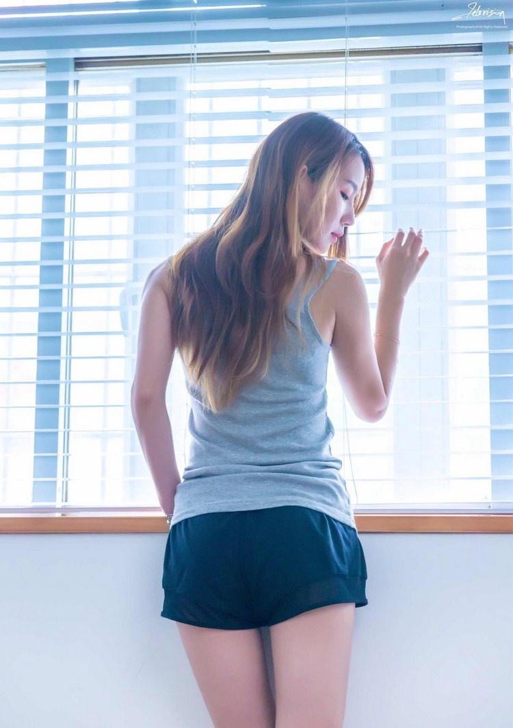 紗窗邊面若桃花清純粉嫩美女圖片
