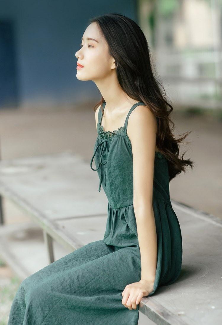 文藝范少女長發飄飄吊帶長裙叢林唯美寫真圖片