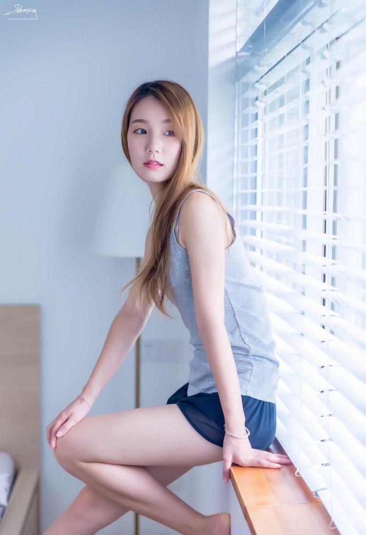 紗窗邊面若桃花清純粉嫩美女圖片