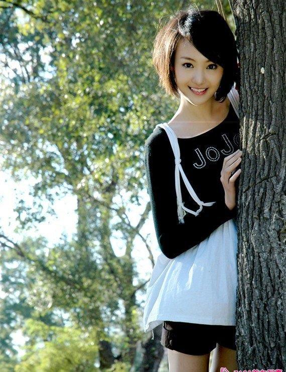 當(dāng)紅玉女鄭爽時(shí)尚寫真