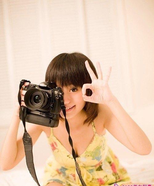 陽光少女閨房展露可人萌臉可愛至極