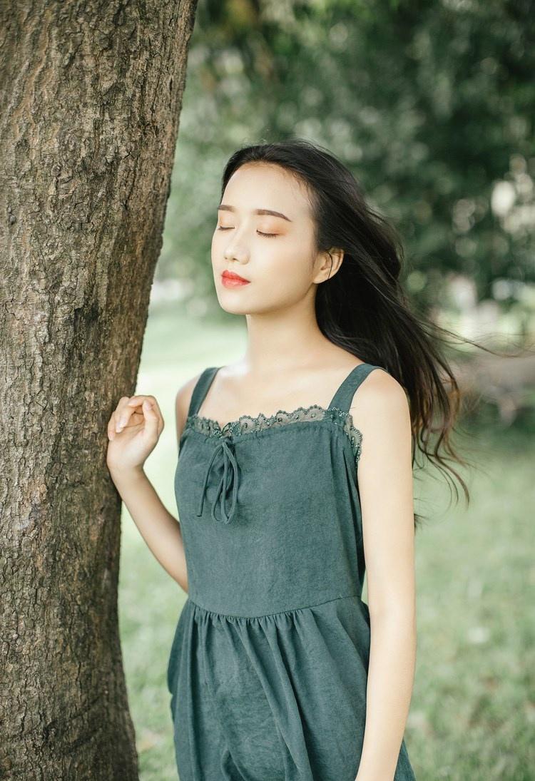 文藝范少女長發飄飄吊帶長裙叢林唯美寫真圖片