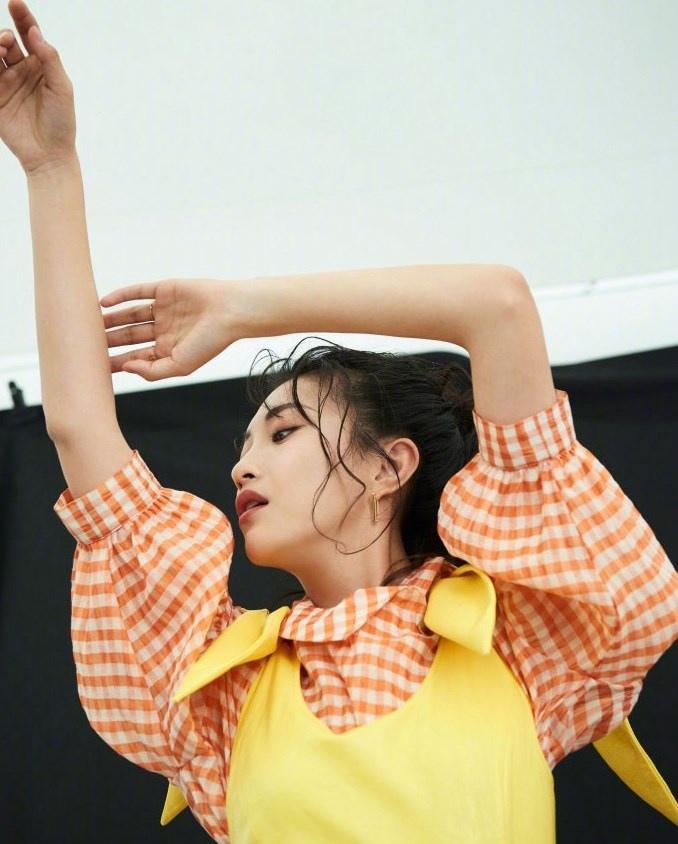 辣媽包文婧媚眼如絲百變造型少女感十足寫真圖片