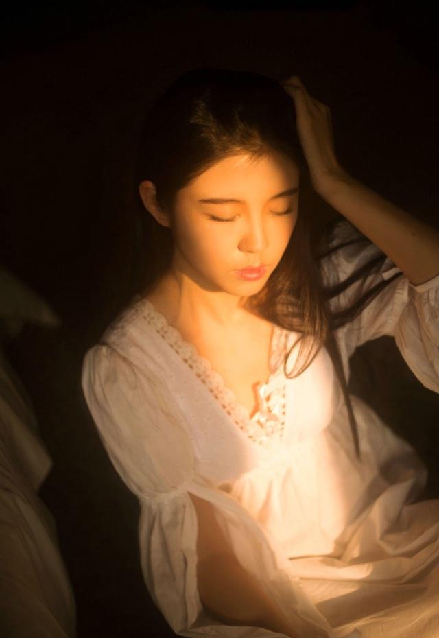私房美女溫馨沐浴與花瓣的甜美相約時尚寫真