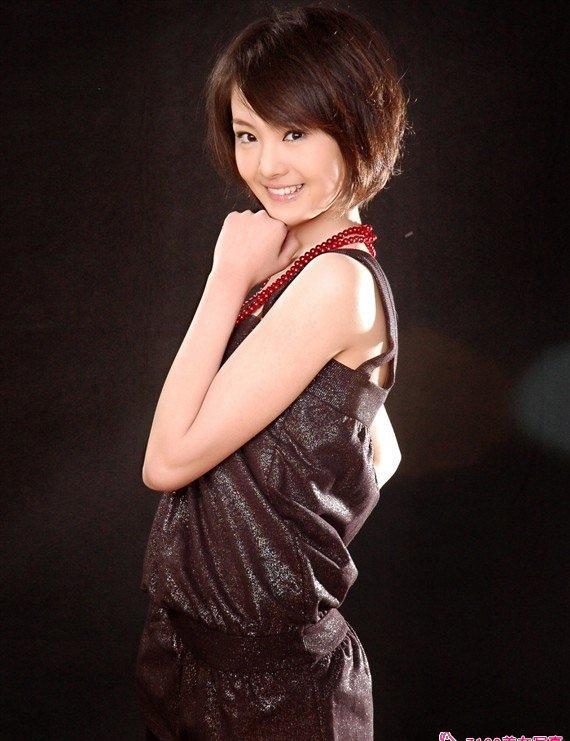 當(dāng)紅玉女鄭爽時(shí)尚寫真