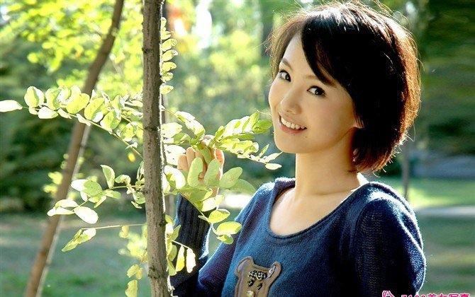 當(dāng)紅玉女鄭爽時(shí)尚寫真