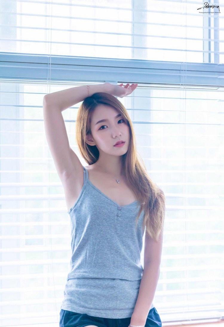 紗窗邊面若桃花清純粉嫩美女圖片