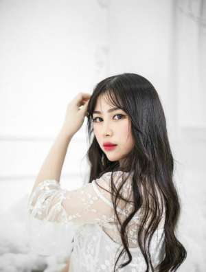 潔凈白色長裙美女紅唇嬌艷欲滴時尚寫真