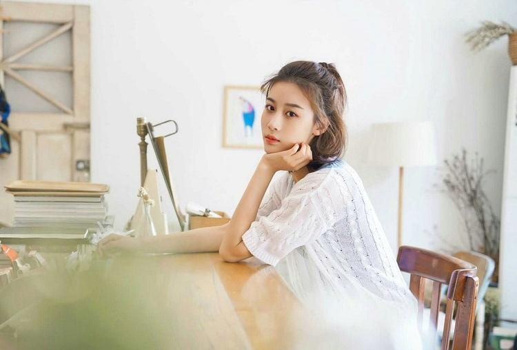 半丸子頭美女室內(nèi)意境甜美迷人時尚寫真