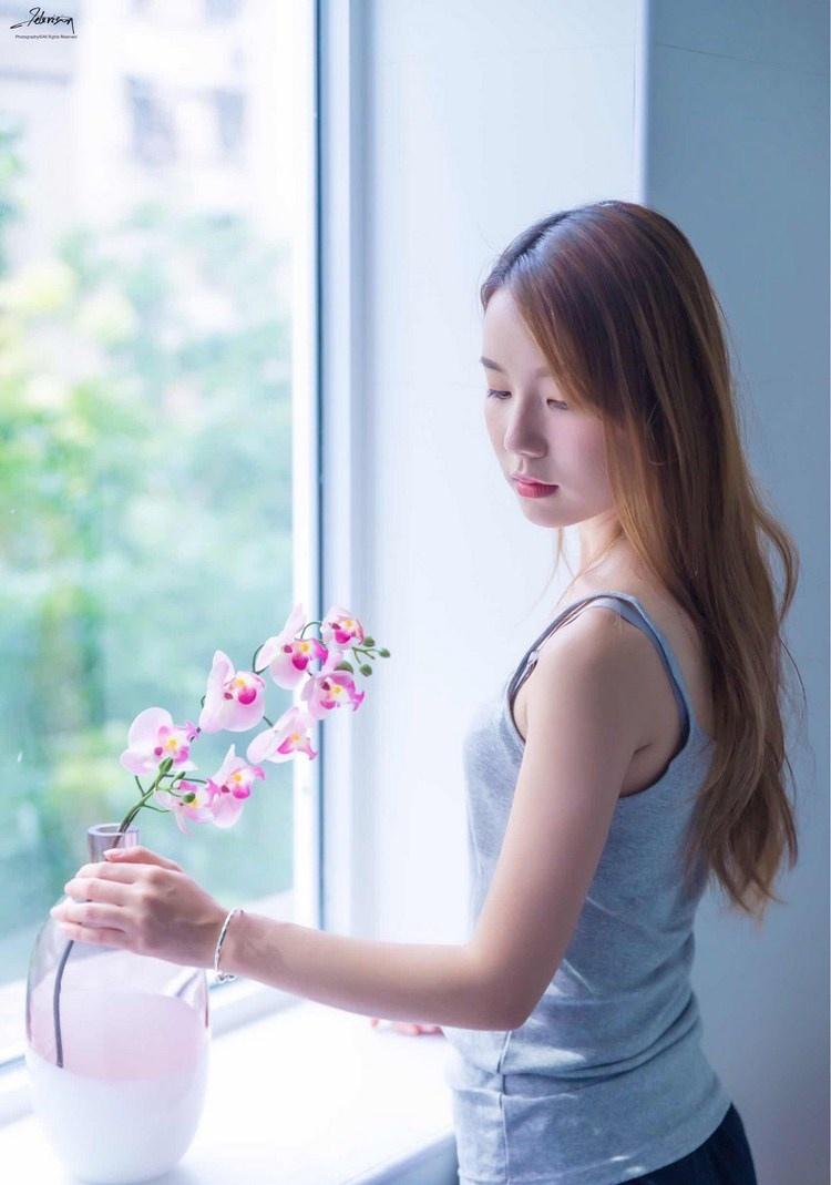 紗窗邊面若桃花清純粉嫩美女圖片