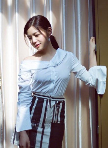 陳妍希亭亭玉腿小露香肩甜美淺笑寫真圖片