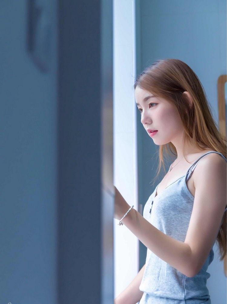 紗窗邊面若桃花清純粉嫩美女圖片