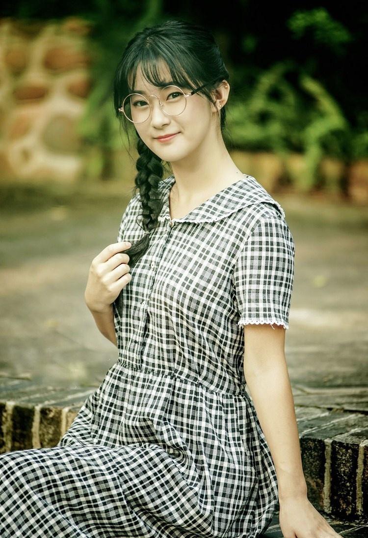大學校園里帶眼鏡的女孩