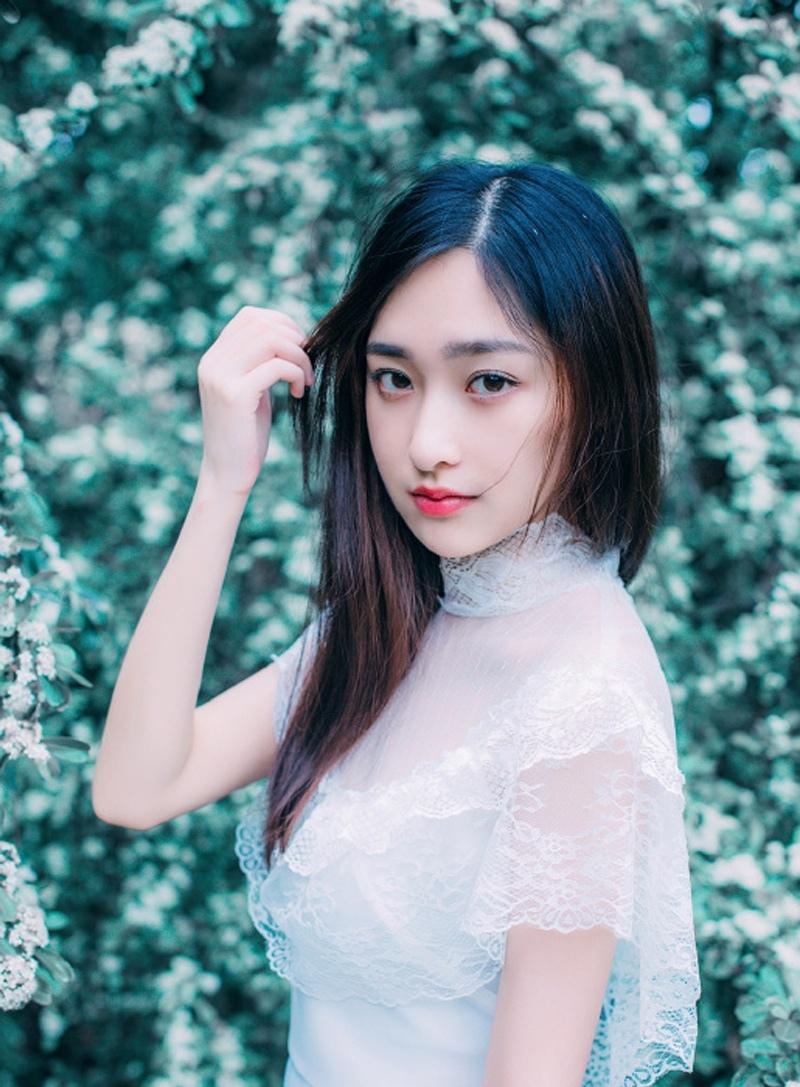 清純美少女戶外清新時尚寫真眼神迷人